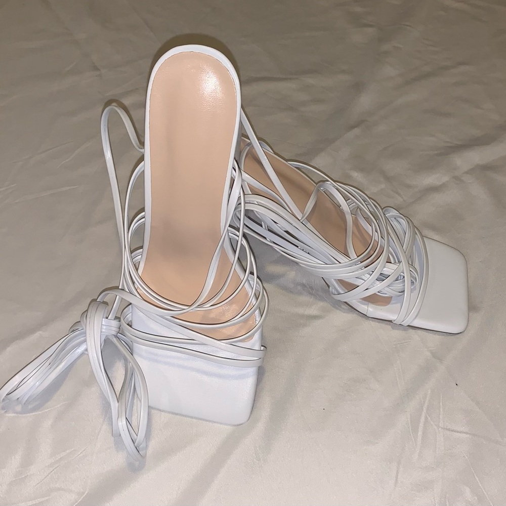 White tie design chunky healed sandals. Size 38(7)
